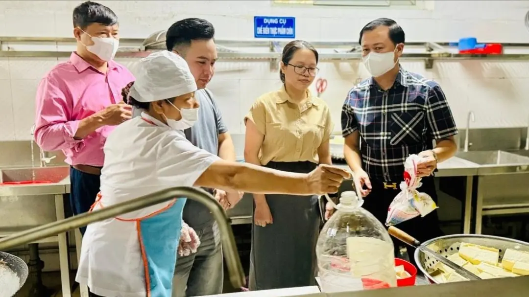 Kiểm soát vệ sinh ATTP bếp ăn tập thể | Quản lý thị trường | 13/11/2025